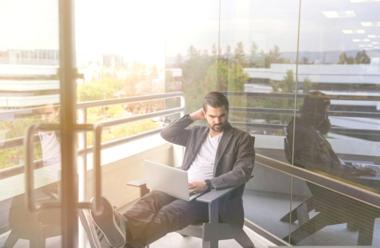 Entorno de trabajo organizado mostrando buenas prácticas de seguridad financiera