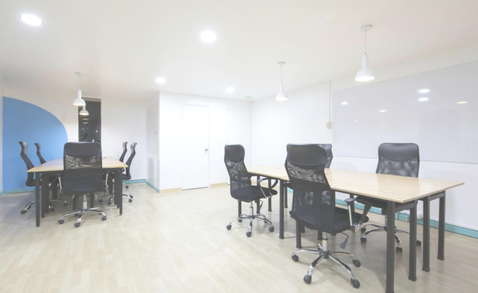 Persona revisando documentos financieros con atención a los detalles de seguridad