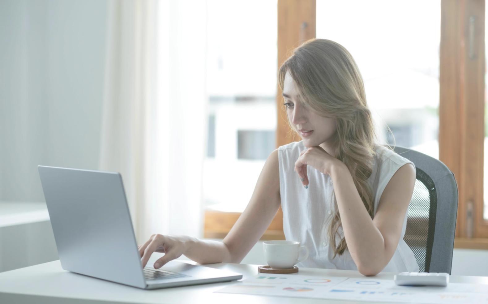 Persona revisando información financiera con atención para verificar la seguridad de sus cuentas