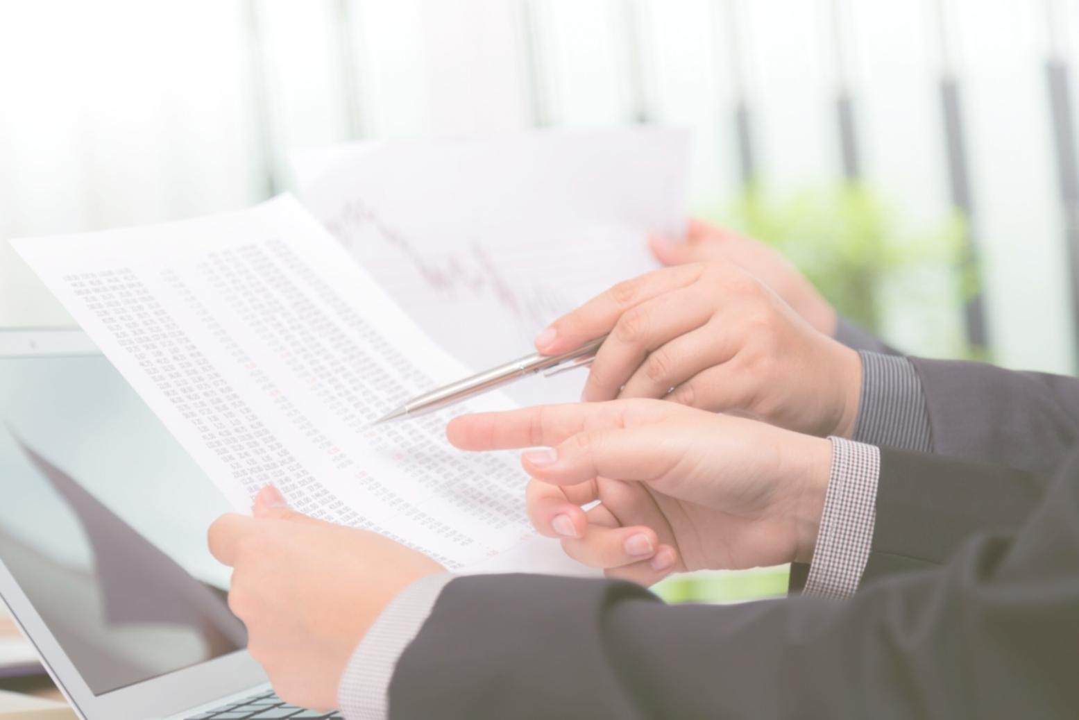 Equipo financiero revisando protocolos de verificación después de formación en prevención de fraude